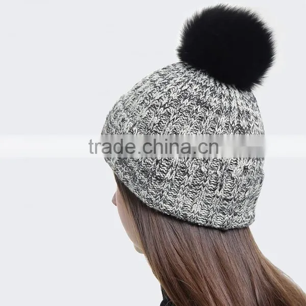 Top Sale Women Pom Label Woven Cotton Ball Acrylic Knitted Cap photo-4