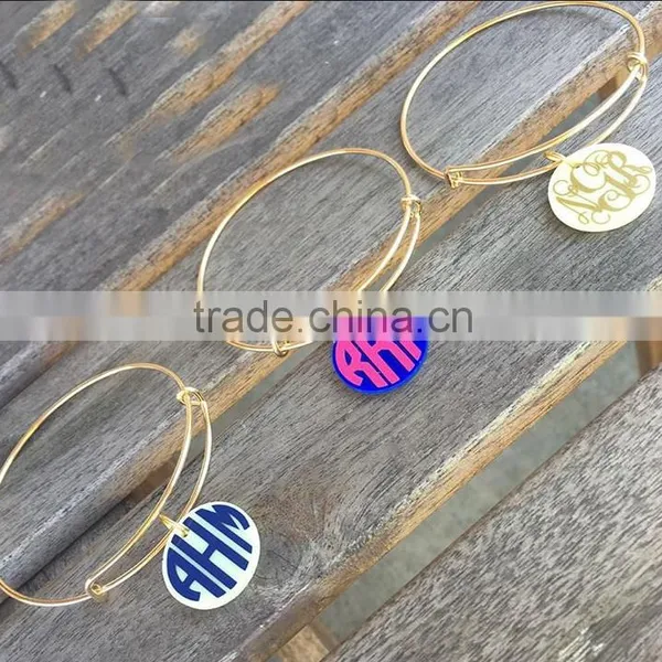 Extendible wire bangle bracelet with acrylic disc for monogram