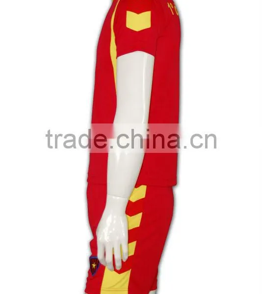 Customize Short Sleeve Red Colour Football Uniform With Pants photo-3