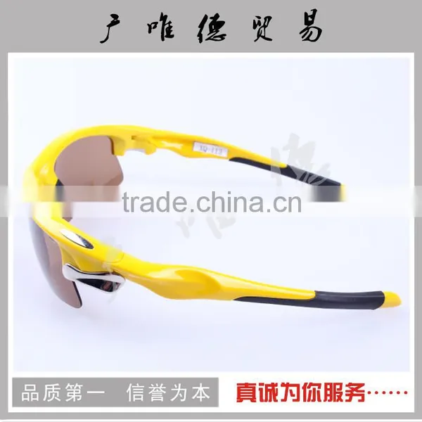 Latest Design Polarized Lens Glasses Generic Sunglasses photo-3