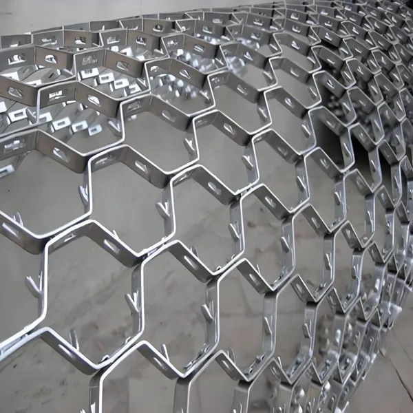 L-Typ Hexmesh für feuerfeste Auskleidung | Kohlenstoffstahl mit niedrigem Kohlenstoffgehalt | 2,5X25mm Streifen | 46mm Sechseckloch Lieferant Direkt von der Fabrik