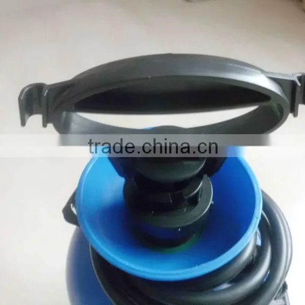 11L Hand Pump Compression Plastic Garden Sprayer photo-3
