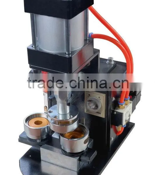 Hot Pneumatic Button Badge Pin Heat Transfered Machine in High Quality
