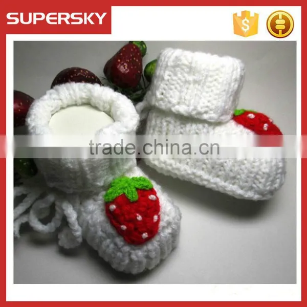 V-124 Extra Warm Crochet Newborn Baby Shoe With Strawberry Soft Indoor Knitted Todder Slippers Shoe photo-2