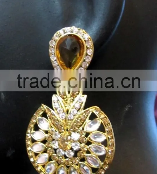 WHITE KUNDAN EARRINGS TIKA SET Gold Tone EARRINGS photo-2