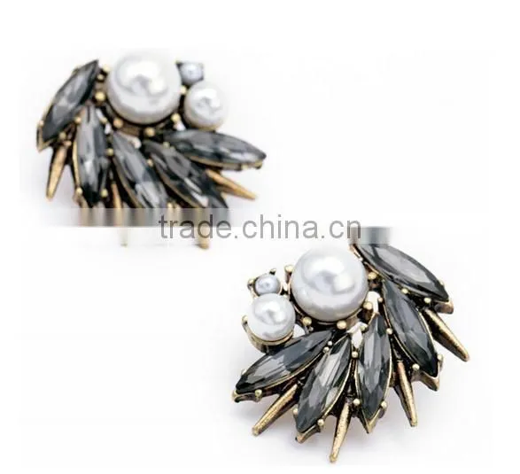 Fashion Wholesale Lady Irregular Imitation Pearl Diamond Stud Earrings photo-3