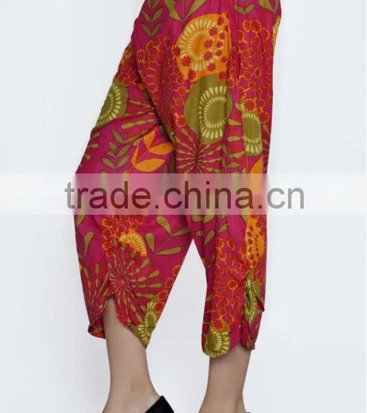 Women Cotton Black Mulicolored Flowers Design Short Harem Capri Pants photo-3