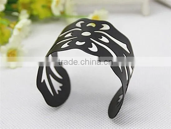 2015 Jewelry Gunmetal Hollow Flower Cuff Bangle for Girls photo-2